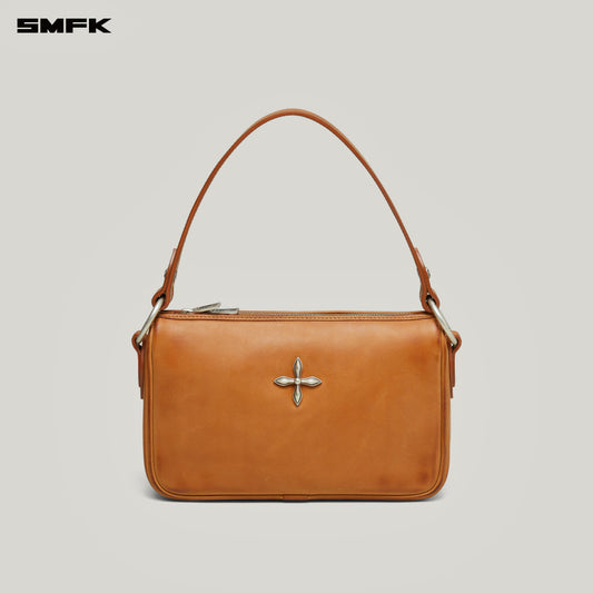 COMPASS BADGE Patina Leather Shoulder Bag Medium Caramel Patina