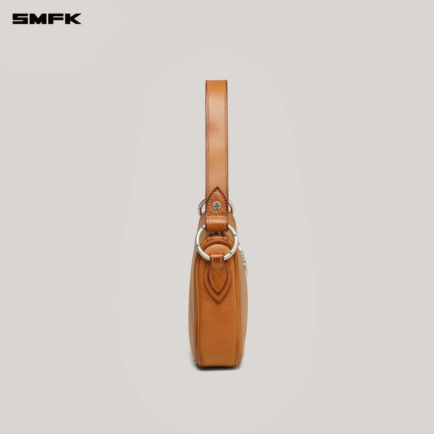 COMPASS BADGE Patina Leather Shoulder Bag Medium Caramel Patina