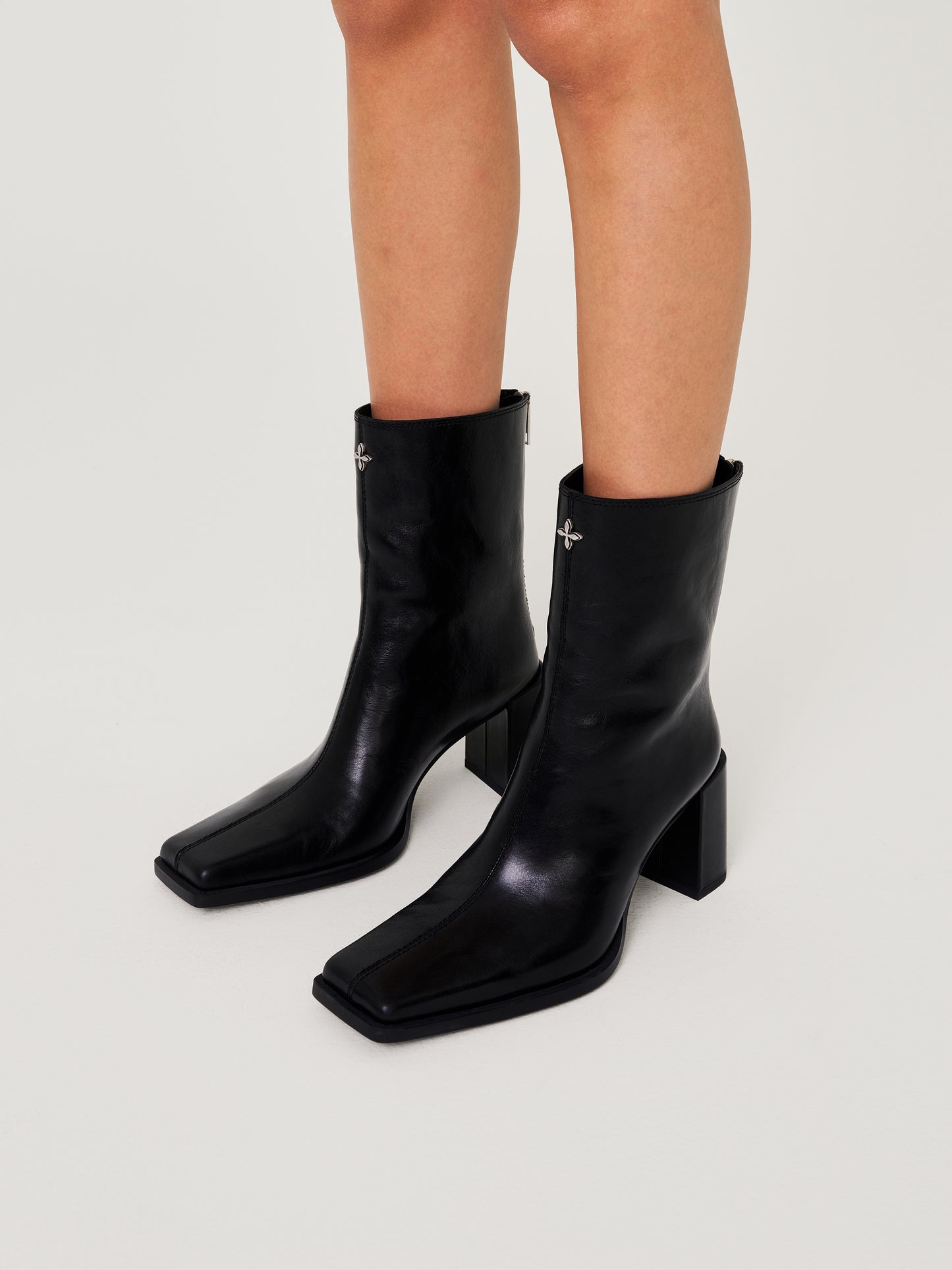 COMPASS STAGE Leather High-heeled Boots Midnight Black