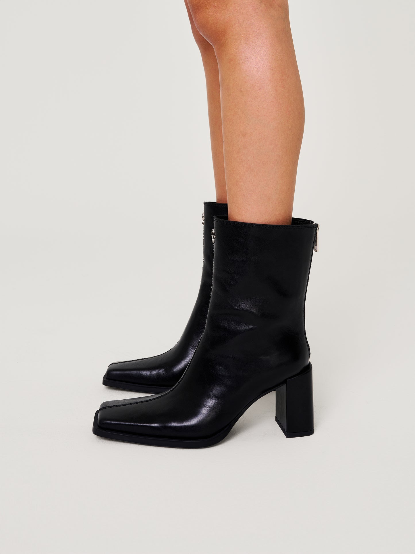COMPASS STAGE Leather High-heeled Boots Midnight Black