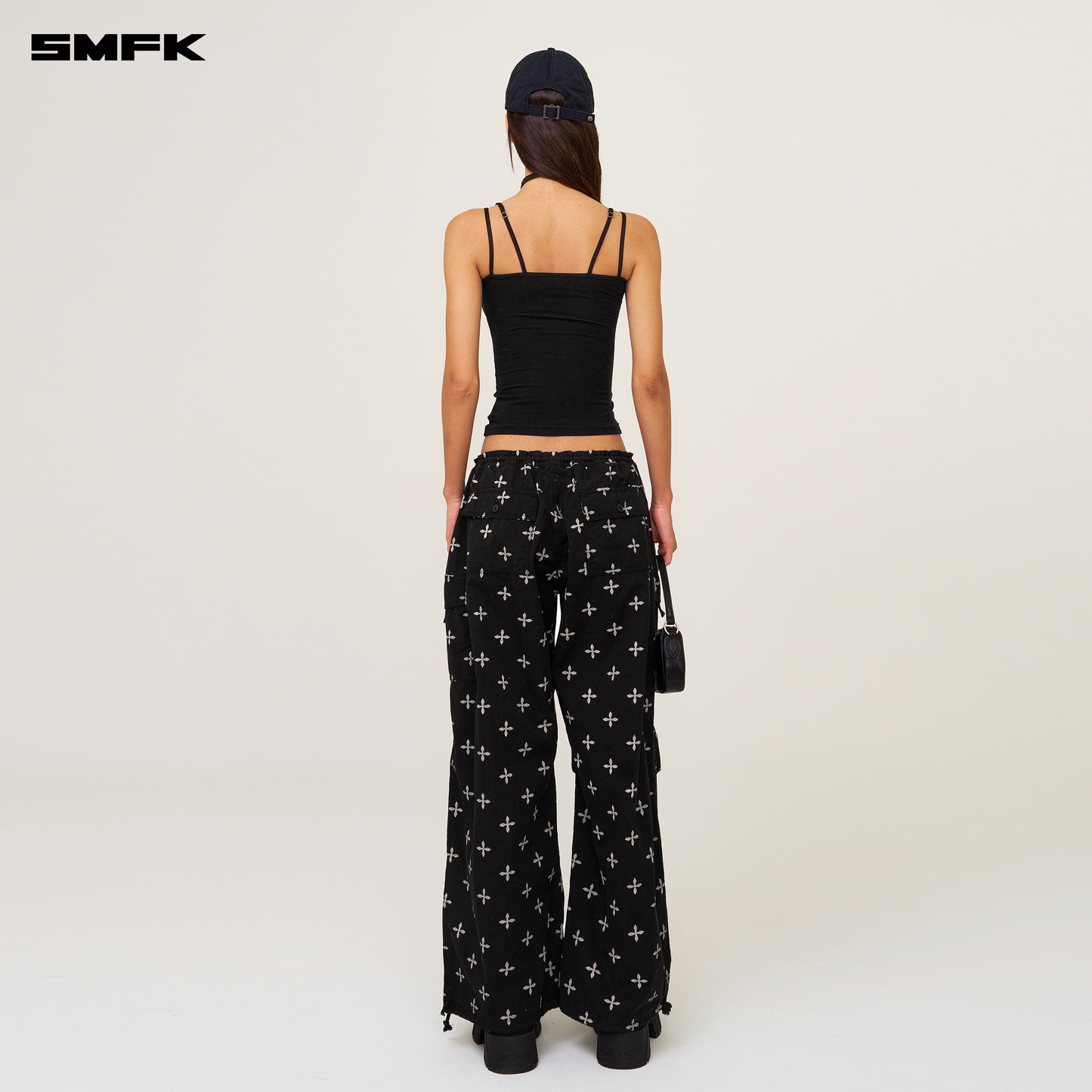 COMPASS HUG Sports Slim-fit Strap Top
Wild Black Wilderness Black